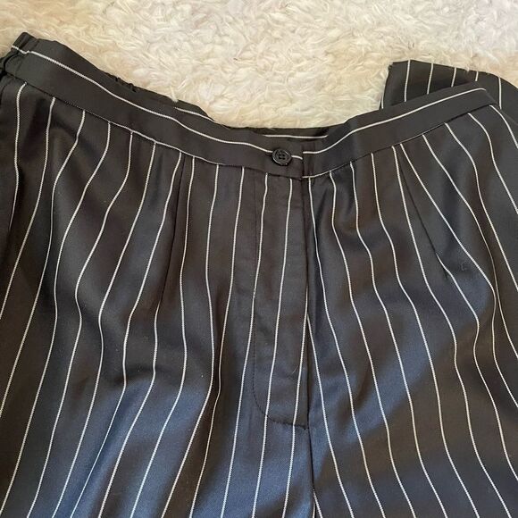 NWT As-hro pant suit, pin stripe, black &white, jacket is short waisted SZ14 - Picture 7 of 13